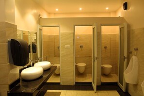 Shower, rainfall showerhead, free toiletries, hair dryer - Hotel Kama International (Gorakhpur)