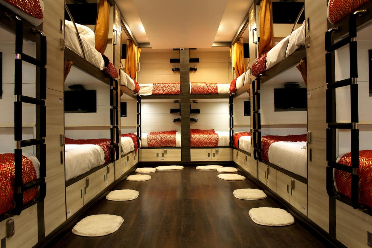 Dormitorio condiviso, dormitorio misto | Biancheria da letto di alta qualità, una scrivania, insonorizzazione