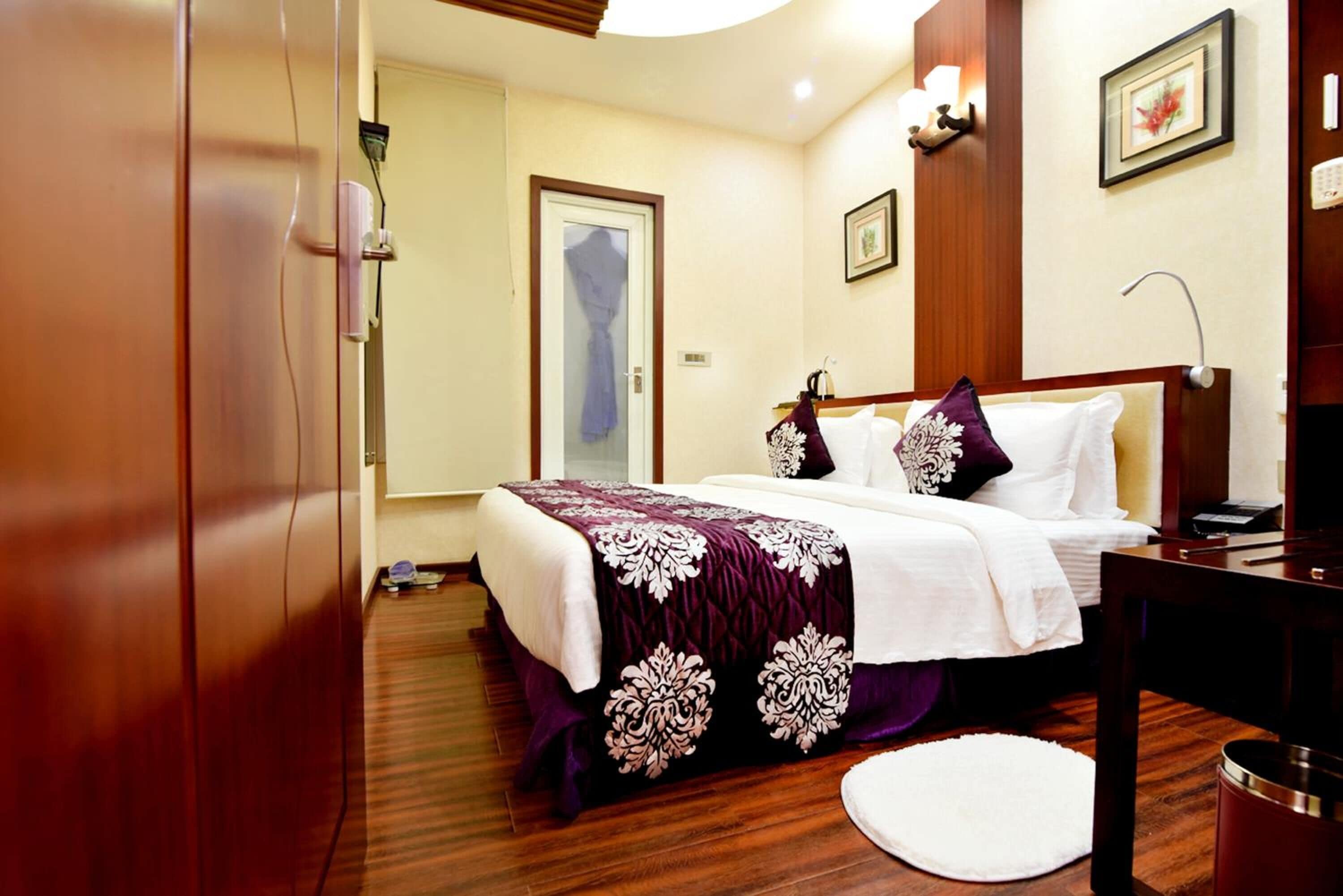 Premium bedding, desk, soundproofing, free WiFi