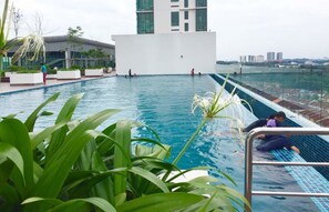 สระว่ายน้ำกลางแจ้ง