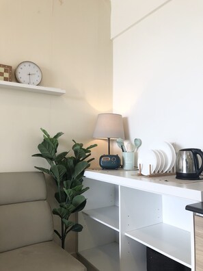 Standard Studio Suite, 1 Queen Bed, Pool View