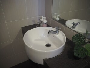 Standard Studio Suite, 1 Queen Bed, Pool View | Bathroom