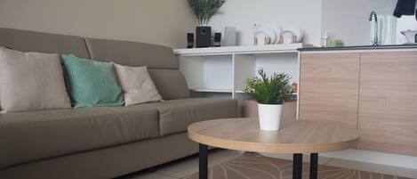 Standard-Studiosuite, 1 Queen-Bett, Poolblick | Wohnzimmer | Flachbildfernseher