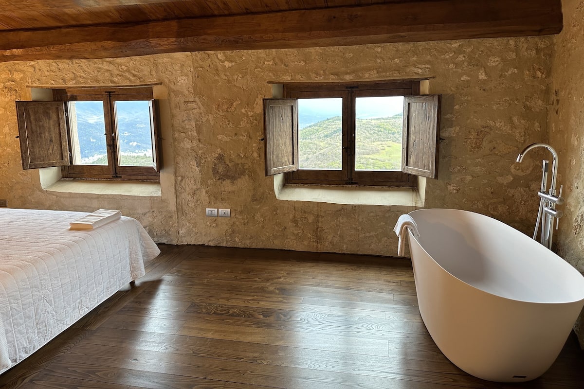 Suite Deluxe, 1 cama King size, tina, vista a la montaña | 1 habitación, ropa de cama de alta calidad, minibar y insonorización