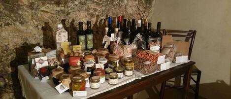 Una mesa con diversos alimentos y botellas, probablemente para la venta o exhibición.