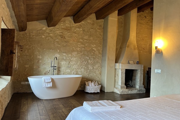 Suite Deluxe, 1 cama King size, tina, vista a la montaña | Ropa de cama de alta calidad, minibar, insonorización y wifi gratis