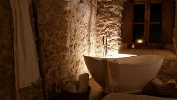 Suite, Valley View, Mountainside | Deep-soaking bathtub