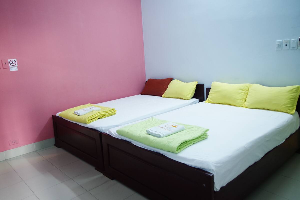 Habitación cuádruple básica, 2 camas matrimoniales | Minibar, escritorio y wifi gratis