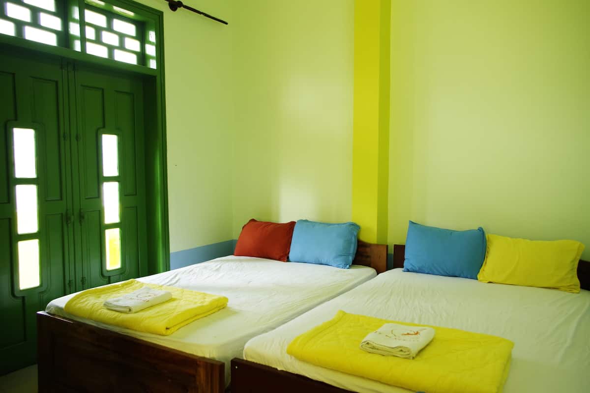 Habitación estándar, varias camas | Minibar, escritorio y wifi gratis