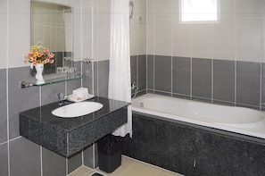 Duschwanne, kostenlose Toilettenartikel, Haartrockner, Hausschuhe