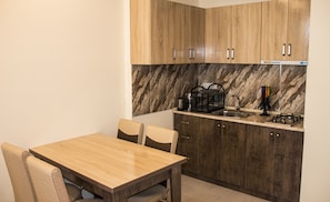 Comfort Apartment, 1 Bedroom, Non Smoking, Mountain View | In-room dining