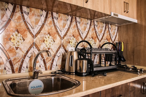 Comfort Apartment, 1 Bedroom, Non Smoking, Mountain View | Private kitchenette | Fridge, microwave, coffee/tea maker