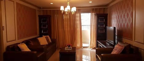 Condo | Área de sala de estar | Televisión de pantalla plana