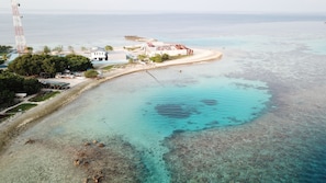 Di pantai, payung pantai, handuk pantai, dan snorkeling