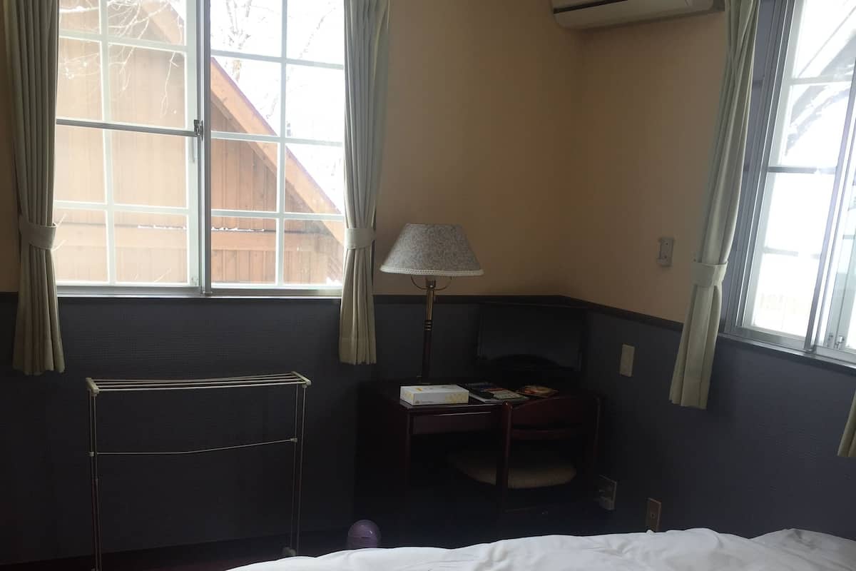 Twin Room | 1 bedroom, in-room safe, desk, laptop workspace
