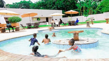 10 Außenpools, Sonnenschirme