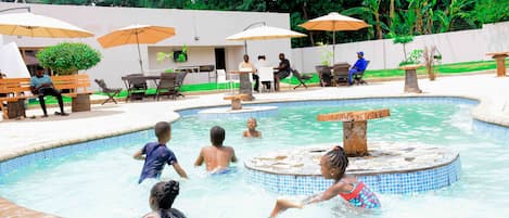 10 ulkouima-allasta, aurinkovarjoja