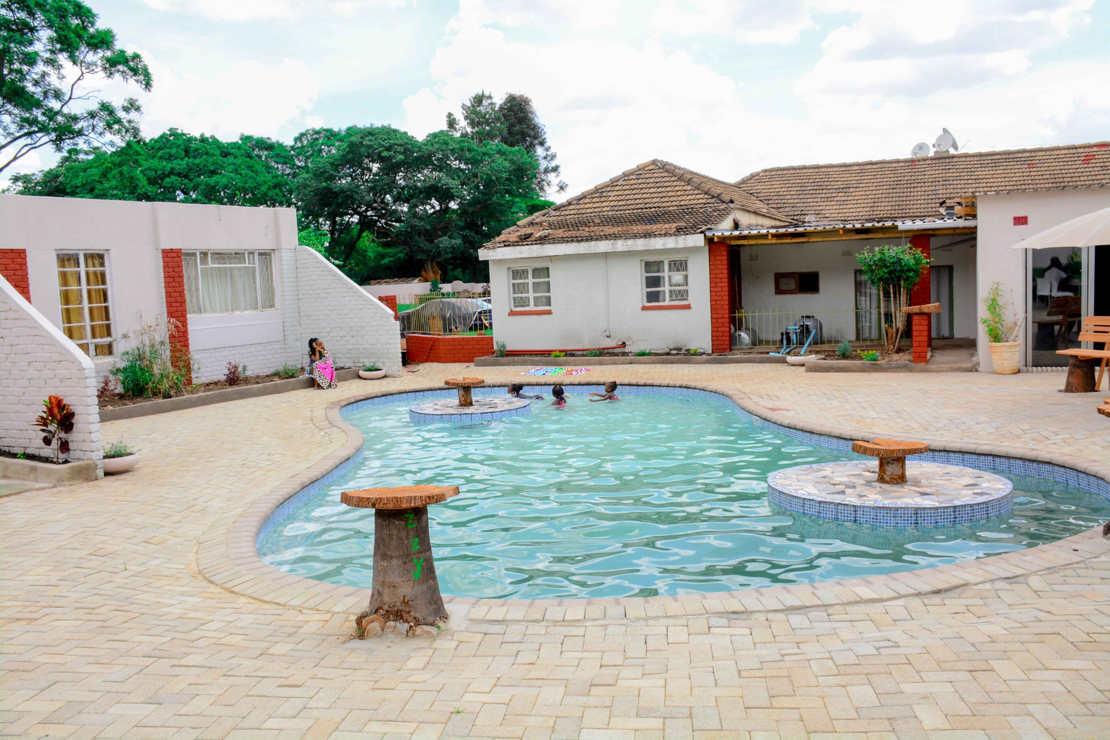 10 piscinas externas, guarda-sóis