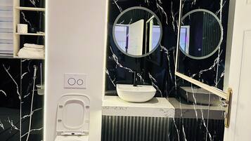 Designer-Toilettenartikel, Handtücher, Seife, Shampoo