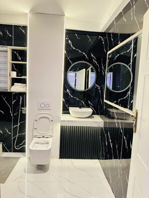 Designer toiletries, towels, soap, shampoo - Highlands Lodges and Apartments (Harare)