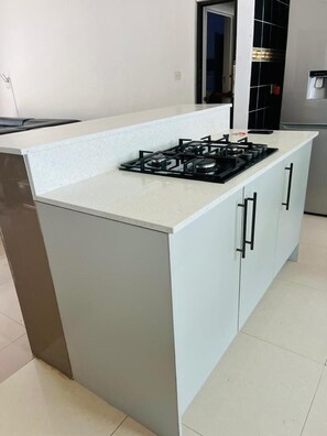 Habitación cuádruple Elite | Cocina privada | Frigorífico grande, horno, lavavajillas y cafetera o tetera