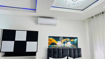 Habitación doble de lujo | Muebles diferentes, escritorio y espacio para trabajar con laptop