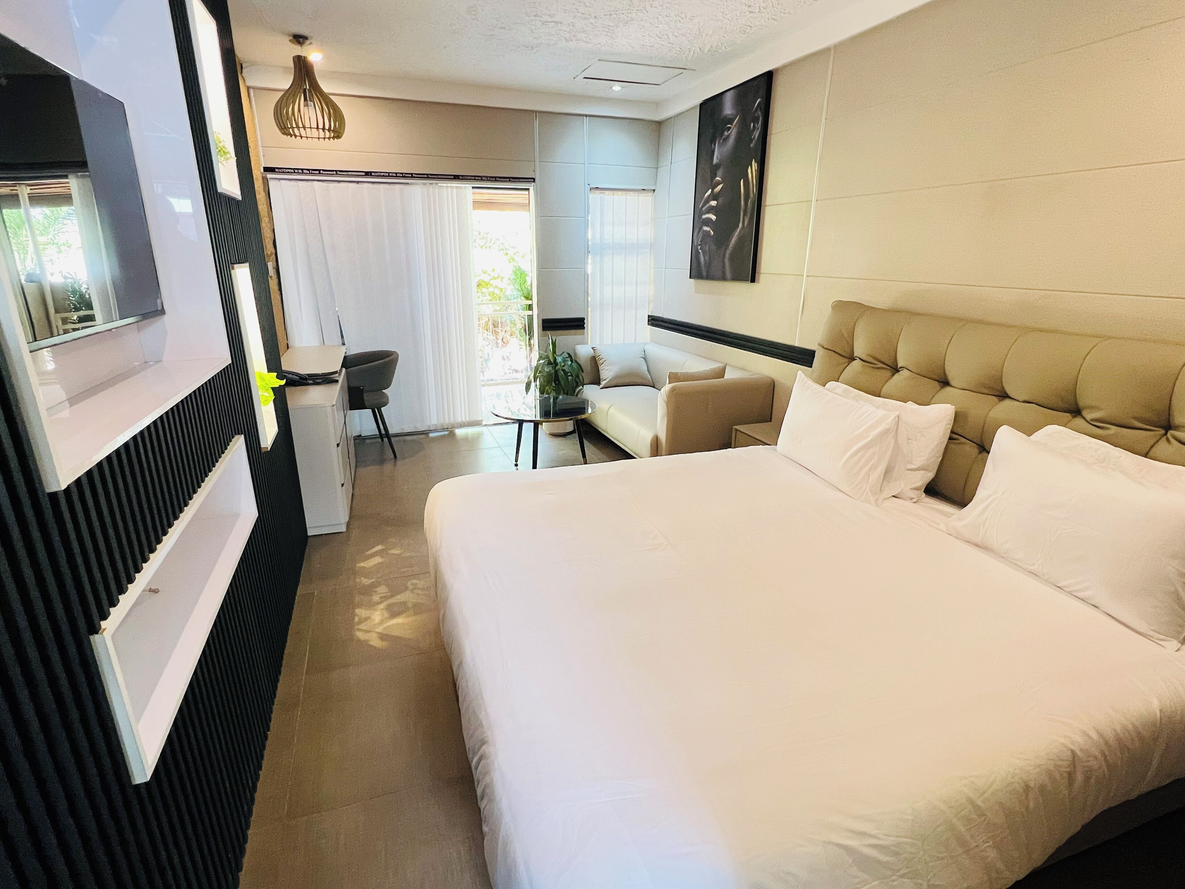 ห้องสแตนดาร์ดดับเบิล | บริเวณนั่งเล่น | ทีวีจอแอลอีดี 42 นิ้ว พร้อมช่องดาวเทียม, ทีวี