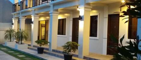 Façade de l’hébergement - soirée/nuit