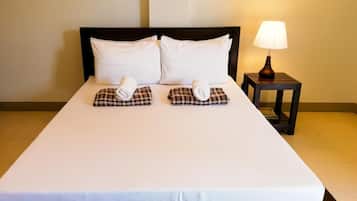 Premium bedding, desk, free WiFi