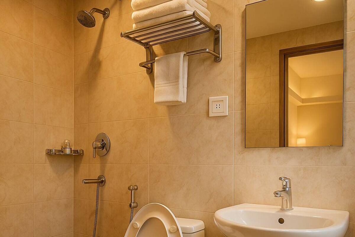 Un baño moderno con inodoro, bidé y lavamanos.