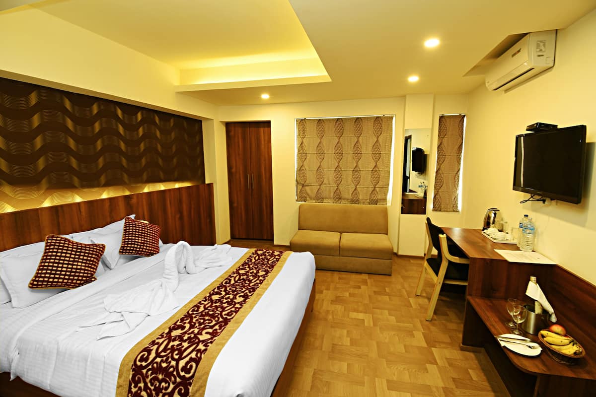 Family Suite | Premium bedding, in-room safe, desk, blackout drapes