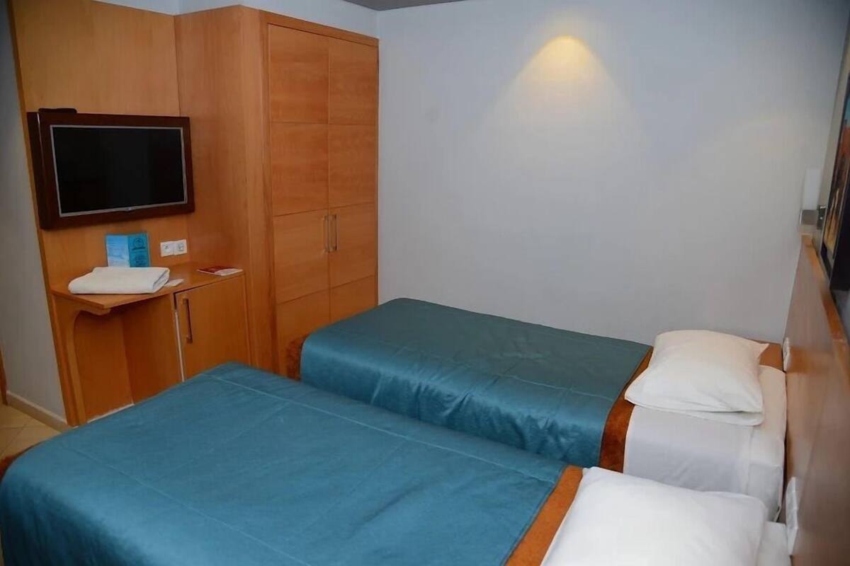 Deluxe Twin Room | Minibar, in-room safe, individually decorated, individually furnished
