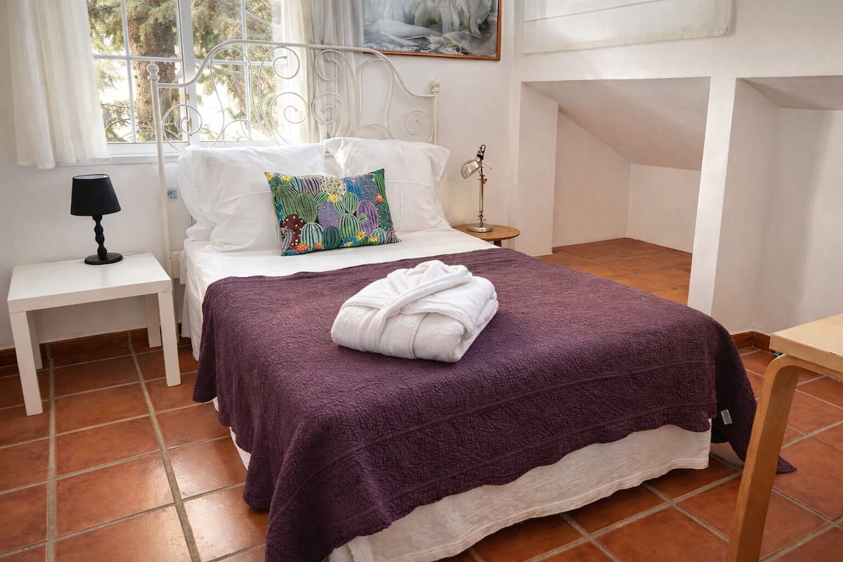 Enkeltrom – comfort, delt bad, hageutsikt