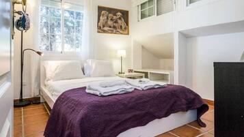 Phòng đơn tiện nghi đơn giản, phòng tắm dùng chung, quang cảnh vườn