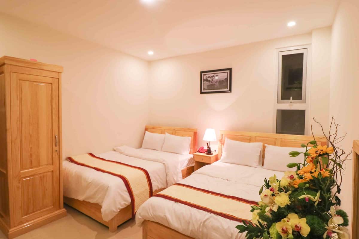 Habitación cuádruple estándar, 2 camas dobles, no fumadores, sin ventanas | Minibar (con algunos artículos gratuitos), escritorio, cortinas opacas