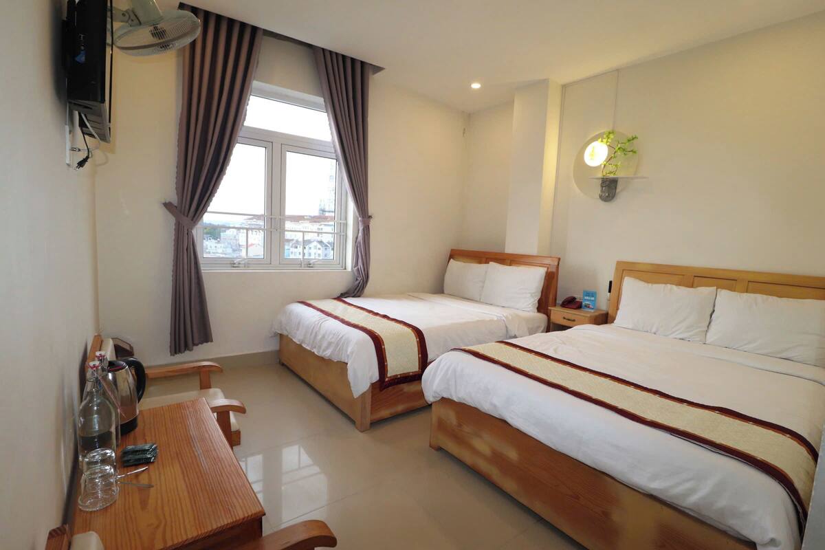 Superior Quadruple Room | Item bar mini percuma, meja, langsir/tirai gelap terus, Wi-fi percuma