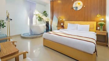 Habitación Deluxe | Minibar (con algunos artículos gratuitos), escritorio, cortinas opacas