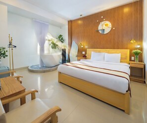 Deluxe kamer | Een minibar met enkele gratis items, een bureau