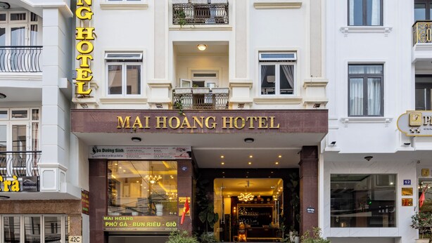Fachada del Hotel Mai Hoang con una entrada destacada, balcones y una vista clara del área de acceso.