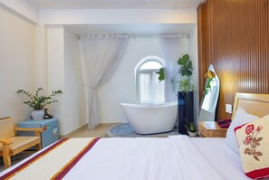 Mini-bar avec articles gratuits, bureau, rideaux occultants