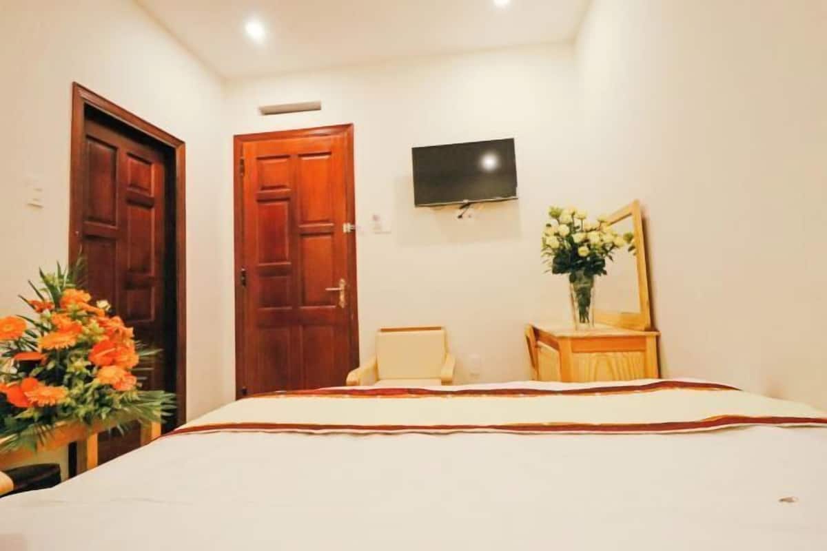 Minibar (con algunos artículos gratuitos), escritorio, cortinas opacas