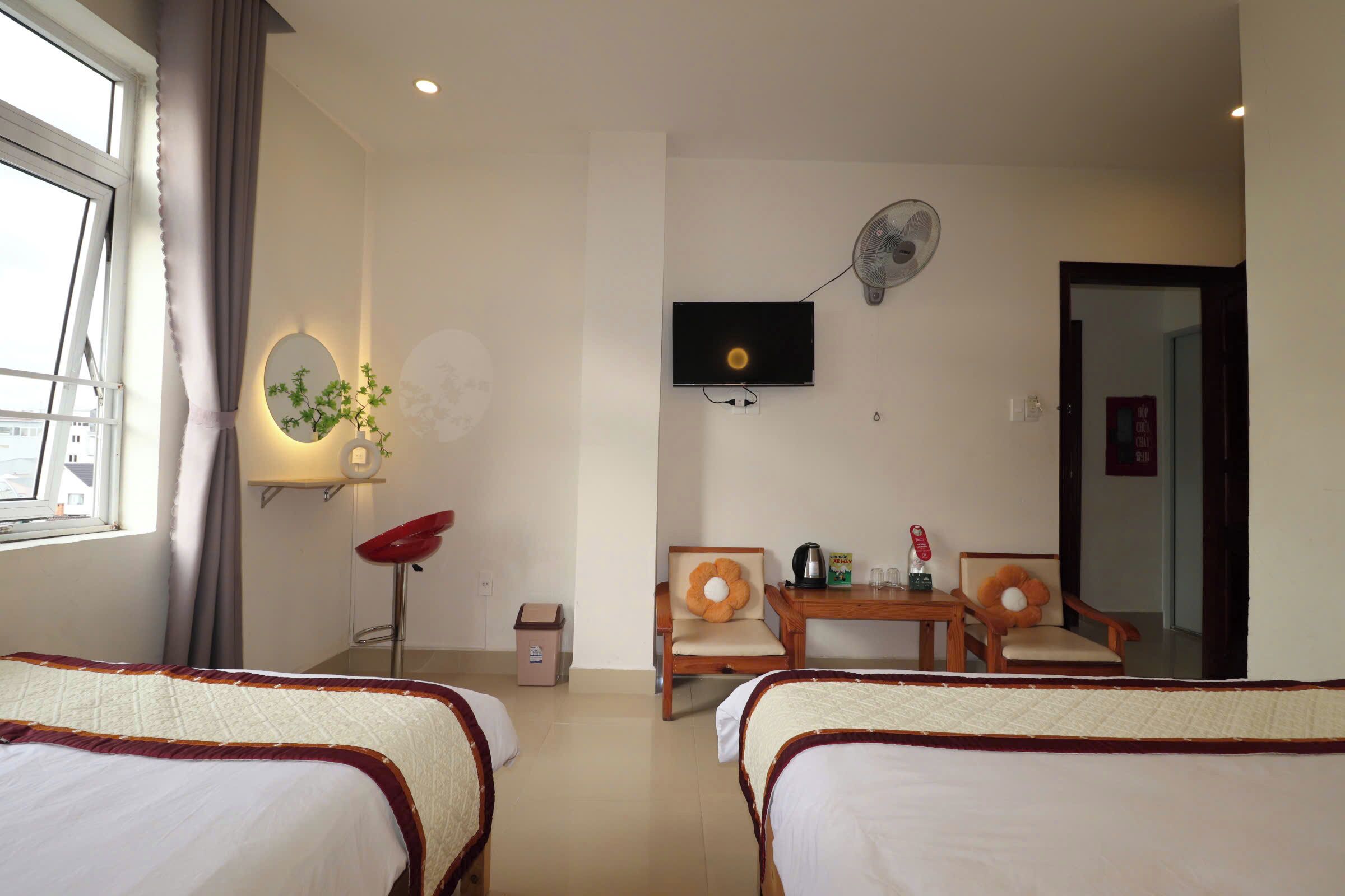 Phòng 3 Deluxe | Minibar với thức ăn, đồ uống miễn phí, bàn, màn/rèm cản sáng 