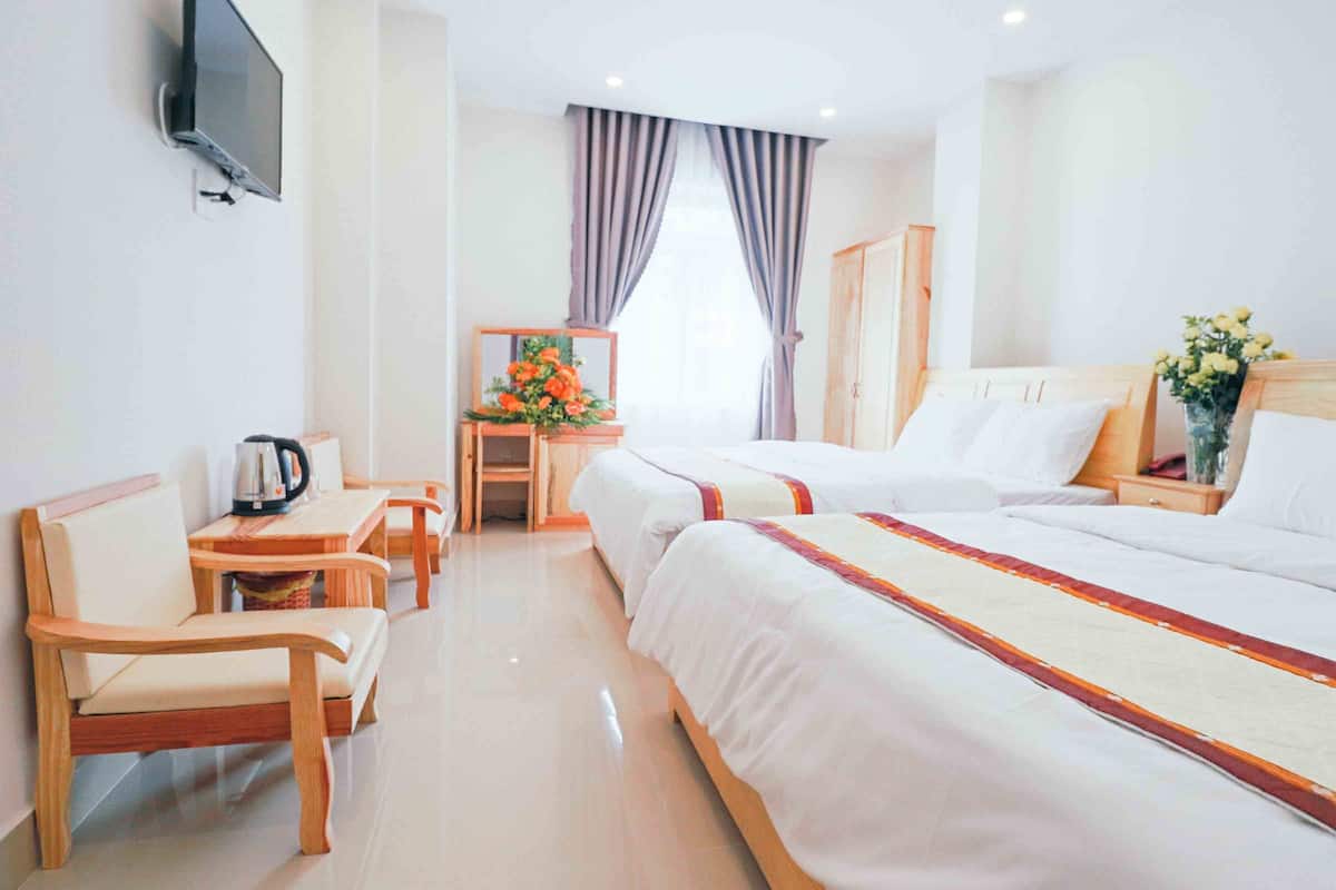 Habitación cuádruple superior, 2 camas de matrimonio, no fumadores, vistas a la ciudad | Minibar (con algunos artículos gratuitos), escritorio, cortinas opacas