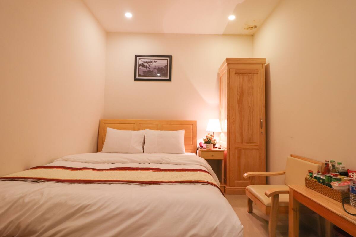 Habitación económica doble, 1 cama de matrimonio, no fumadores, sin ventanas | Minibar (con algunos artículos gratuitos), escritorio, cortinas opacas