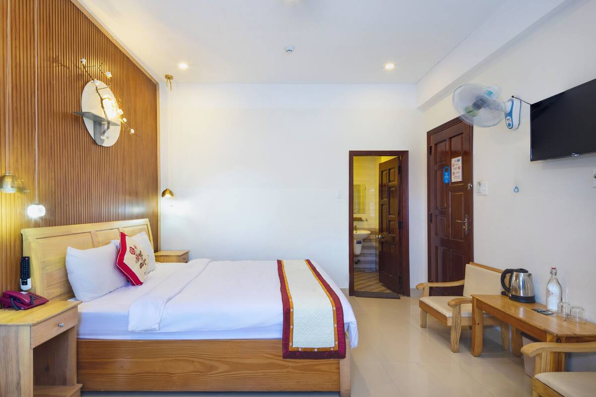 Deluxe Room | Free minibar items, desk, blackout curtains, free WiFi