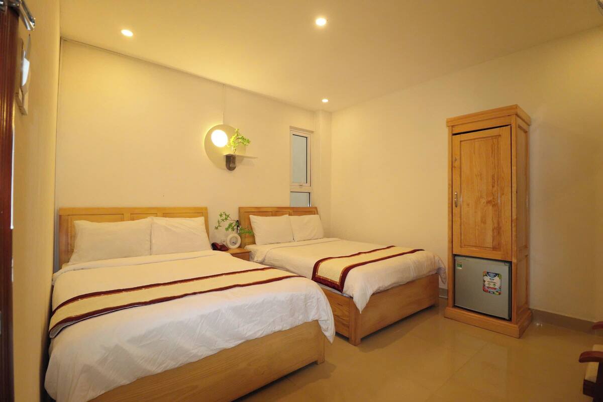 Standard-Vierbettzimmer | Minibar (mit einigen kostenlosen Artikeln), Schreibtisch