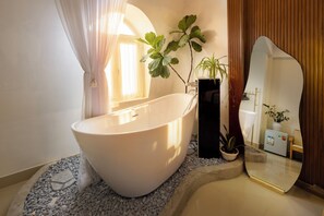 豪華客房 | 浴室 | 淋浴設備、免費盥洗用品、吹風機、拖鞋