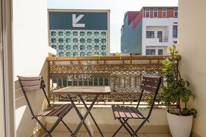 高級四人房 | 免費迷你吧物品、書桌、遮光布/窗簾、免費無線上網