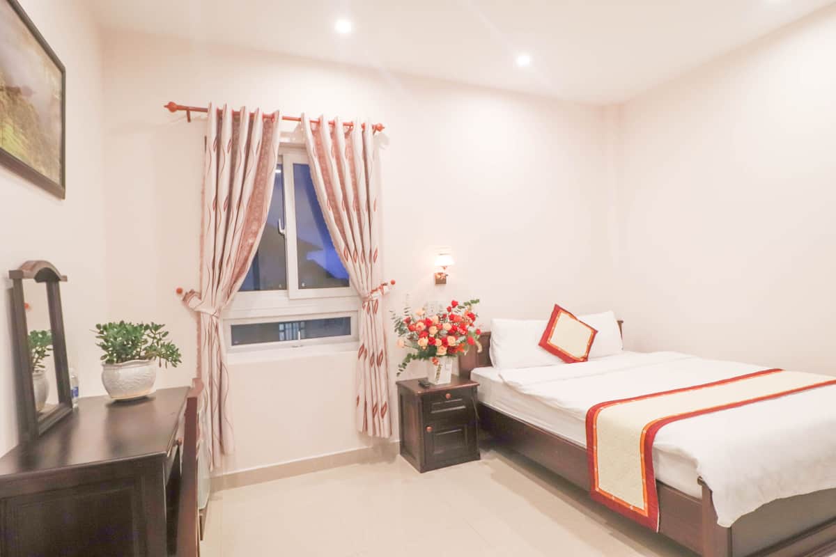 Habitación estándar doble, 1 cama de matrimonio, no fumadores, sin ventanas | Minibar (con algunos artículos gratuitos), escritorio, cortinas opacas