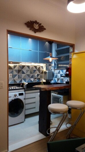 Estúdio conforto, 1 quarto, cozinha americana, vista para o pátio | Cozinha privada | Geladeira, micro-ondas, máquina de café expresso